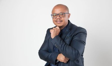 SABIAM QUE SE UM GATUNO "GAMAR" UMA LÂMPADA DO VOSSO MURO, NÃO COMETE NENHUM CRIME, MAS SE "GAMAR" A MESMA LÂMPADA NUM POSTE PÚBLICO, PODE FICAR ATÉ 7 ANOS NA CADEIA?