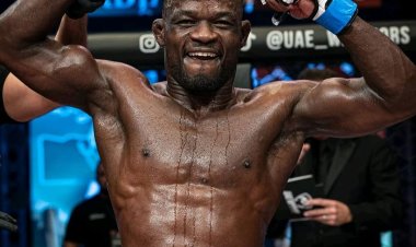 Demarte Pena assina contrato com agência Clé