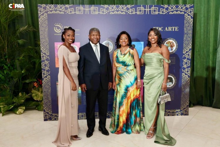 Casal presidencial esbanja simpatia ao lado das filhas