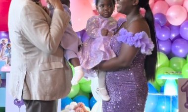 Bonga celebra 1º aniversário dos filhos gémeos aos 83 anos