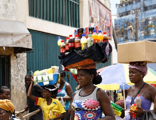 Angola quer reduzir comércio informal de 85% para 69% e criar mais de 200 mil empregos