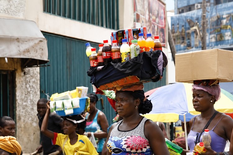 Angola quer reduzir comércio informal de 85% para 69% e criar mais de 200 mil empregos